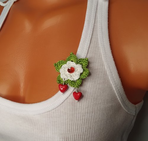 Alternative Crochet Boutique 雛菊花胸針。 小鉤針胸針。 情人節的花胸針。