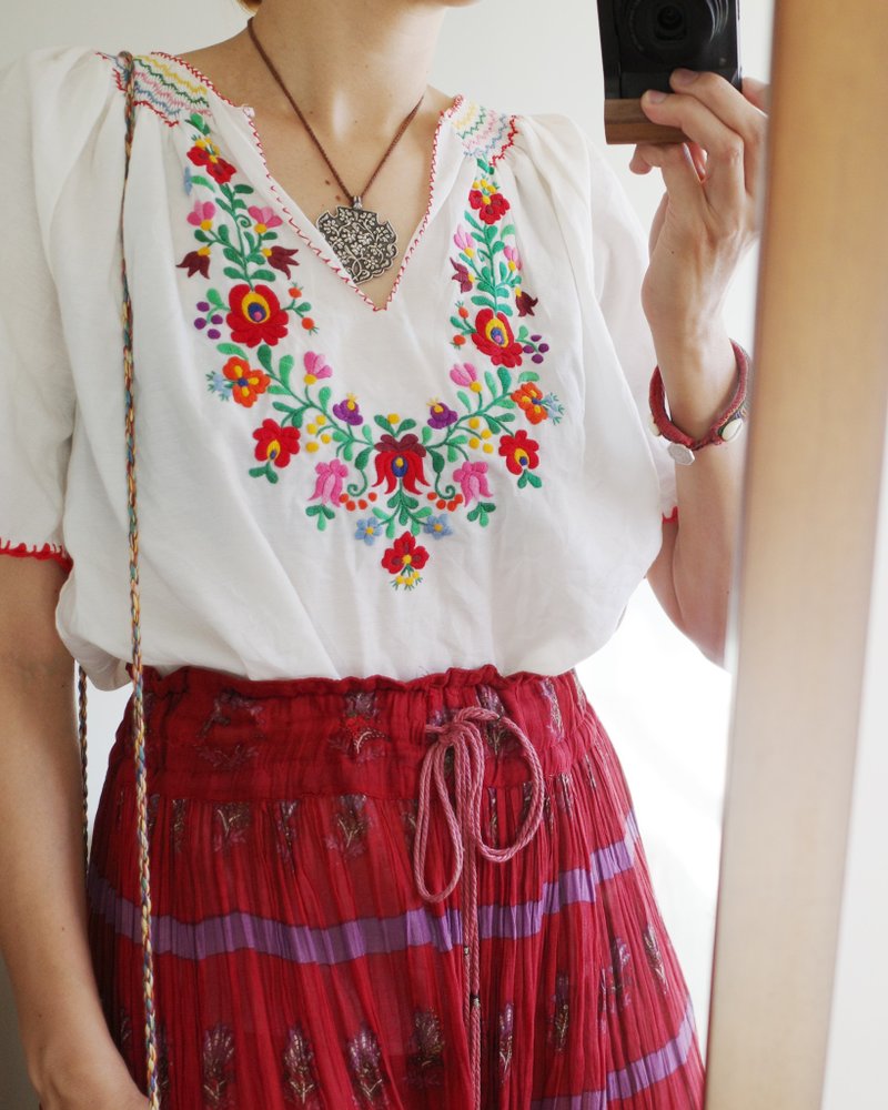 Vintage Hungarian hand-embroidered pleated top - เสื้อผู้หญิง - ผ้าฝ้าย/ผ้าลินิน 