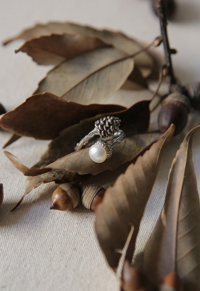 Nature's Gift Sterling Silver Pearl Pine Cone Acorn Ring - แหวนทั่วไป - โลหะ สีเงิน