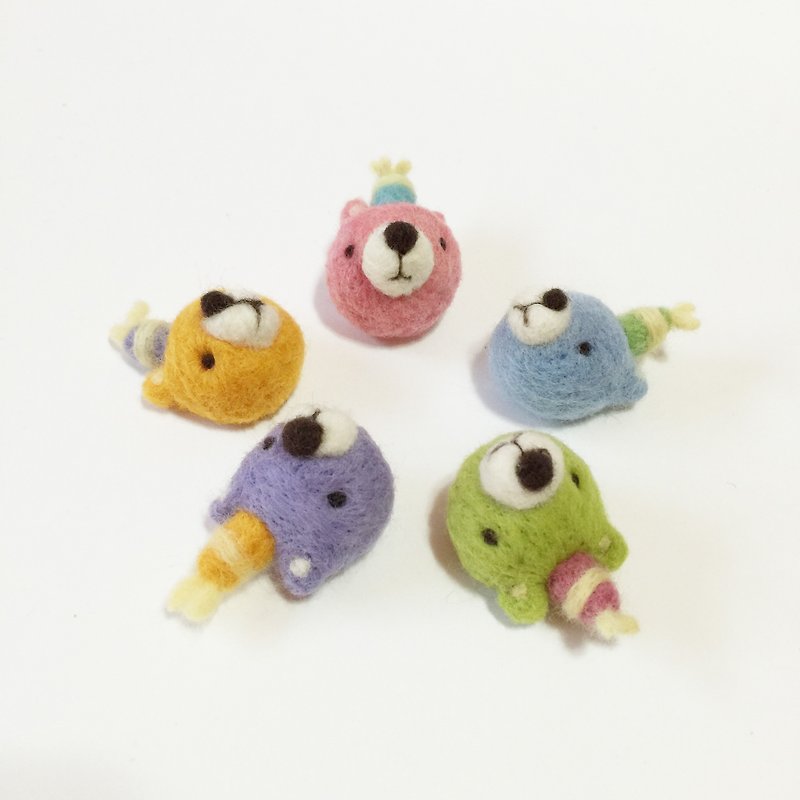 Needle felted colorful Party Bear pin - Brooches - Wool Multicolor