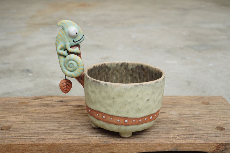 Branch with chameleon plant pot for cactus , handmade ceramic , pottery - 花瓶/花器 - 陶 黃色