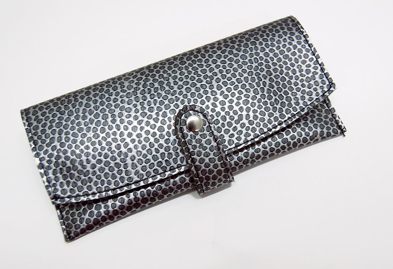 【Bag】Embossed small bag_black background Silver pattern - Wallets - Faux Leather Gray