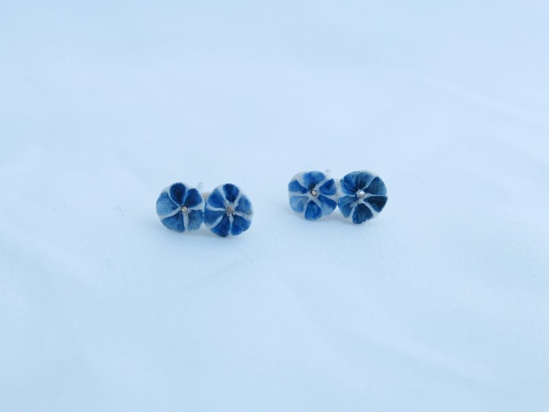 Bouquet white porcelain sterling silver earrings/2 flowers - ต่างหู - เครื่องลายคราม สีน้ำเงิน