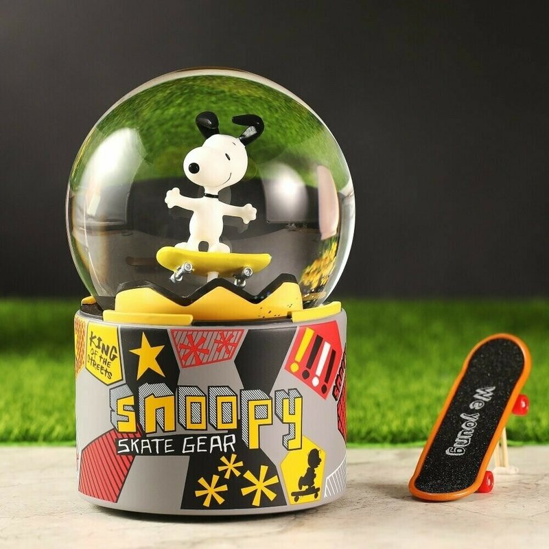 Snoopy Snoopy skateboard crystal ball music box gift - ของวางตกแต่ง - แก้ว 