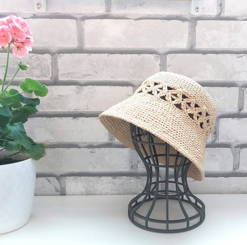 A straw hat with a crocheted brim, the perfect summer sun hat. - หมวก - พืช/ดอกไม้ สีกากี