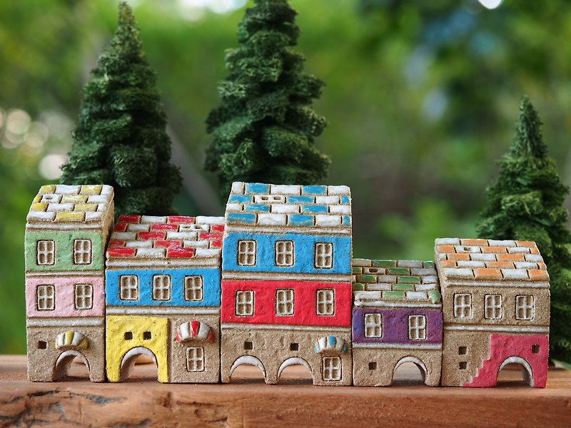 【Colorful Village】 - Hand-painted fairy tale small pottery house - rock gray - colored roof 5 pieces together (without wood accessories with hand tree) - Items for Display - Pottery Multicolor