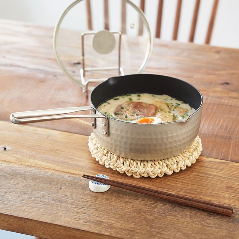 日本霜山 鋁製槌目紋不沾雪平鍋(附耐熱玻璃蓋)-18cm - 廚具 - 其他材質 銀色