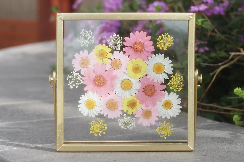Integrated crystal chrysanthemum pressed flower suspension painting - Items for Display - Plants & Flowers Multicolor