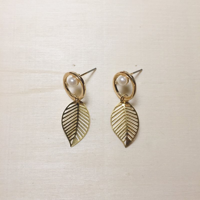 Pearl leaf earrings - Earrings & Clip-ons - Copper & Brass Gold