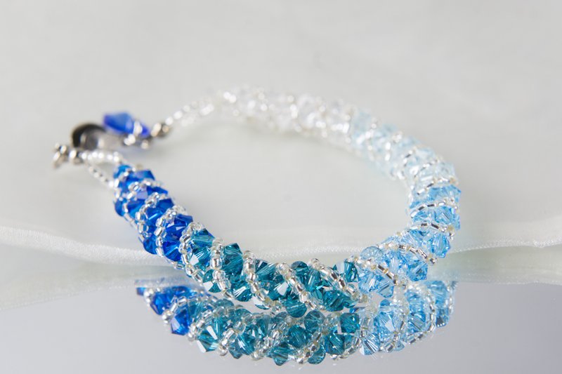 Blue shade twisty swarovski bracelet, 8.5 inches and 2 inches chain - สร้อยข้อมือ - คริสตัล สีน้ำเงิน