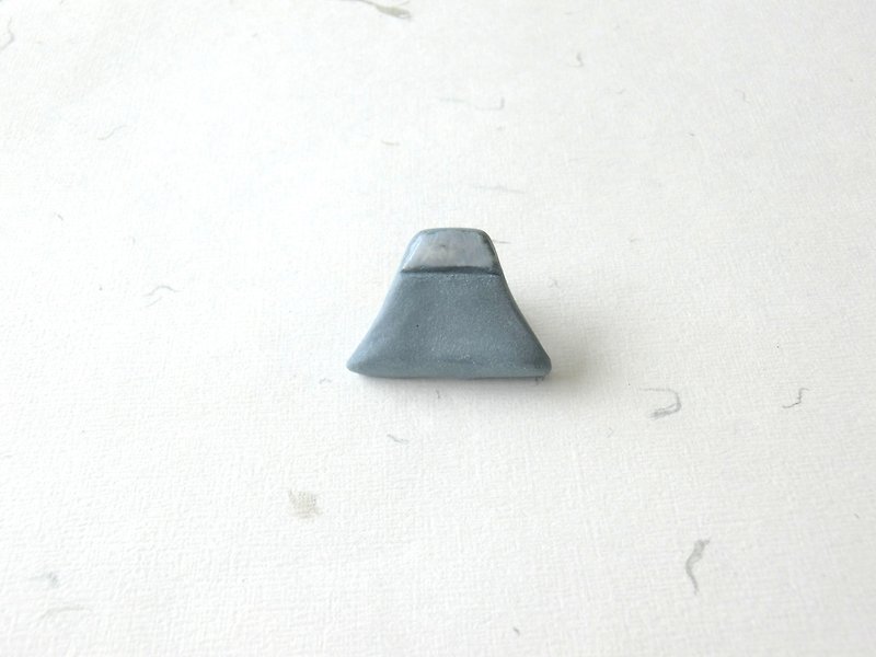 Ceramic brooch - navy/ blue/ mountain/ hill - เข็มกลัด - ดินเผา สีน้ำเงิน