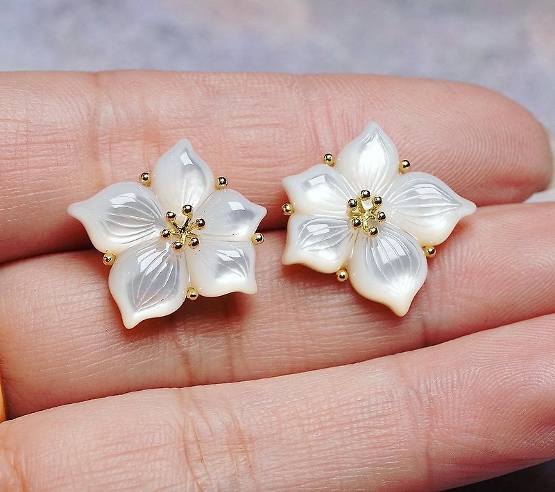 18K white butterfly shell flower earrings - ต่างหู - เครื่องประดับ สีทอง
