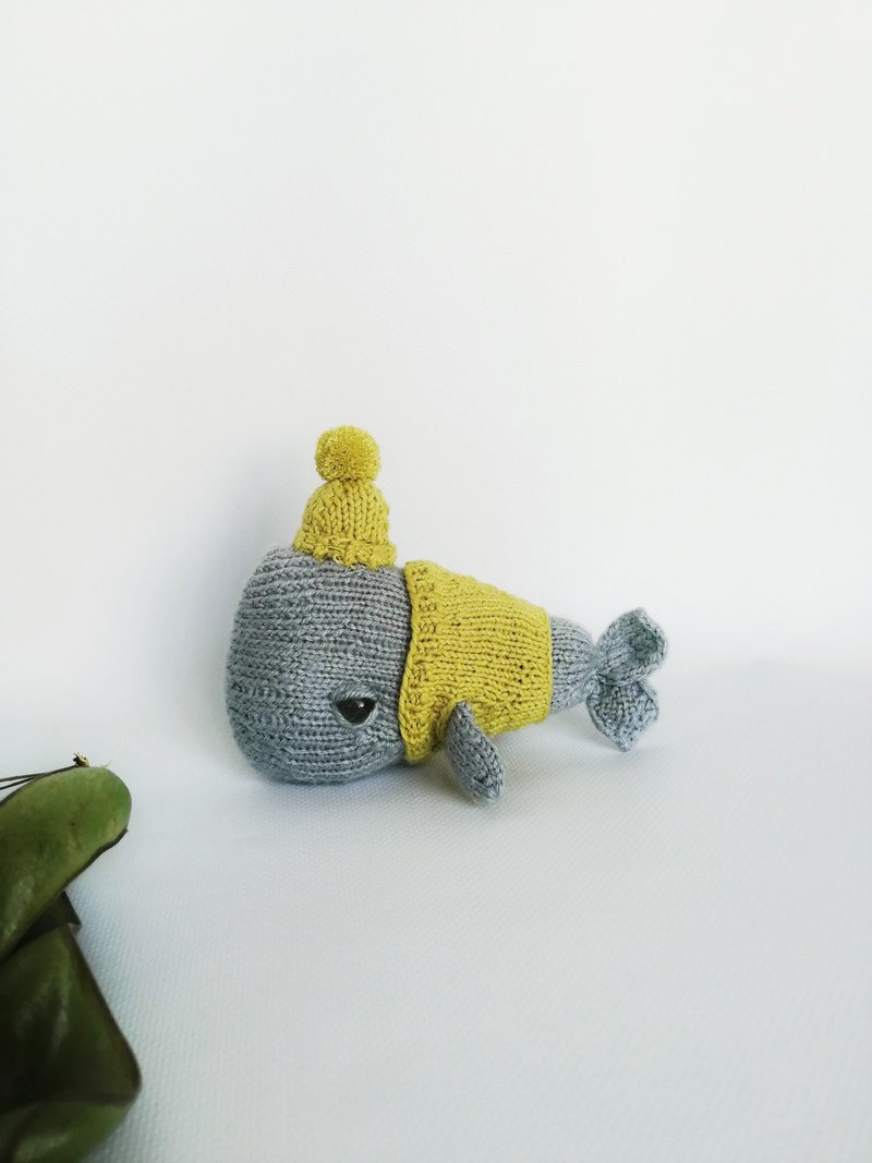 The handmade plush whale is tactilely very soft and pleasant - 寶寶/兒童玩具/玩偶 - 棉．麻 灰色