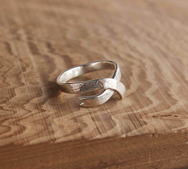 Ceremony with hand-forged silver ring - แหวนทั่วไป - โลหะ สีเงิน