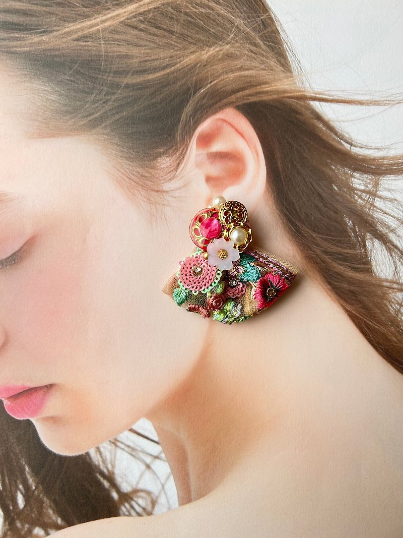 日本製ヴィンテージボタンと刺繍リボンのピアス - 耳環/耳夾 - 塑膠 粉紅色