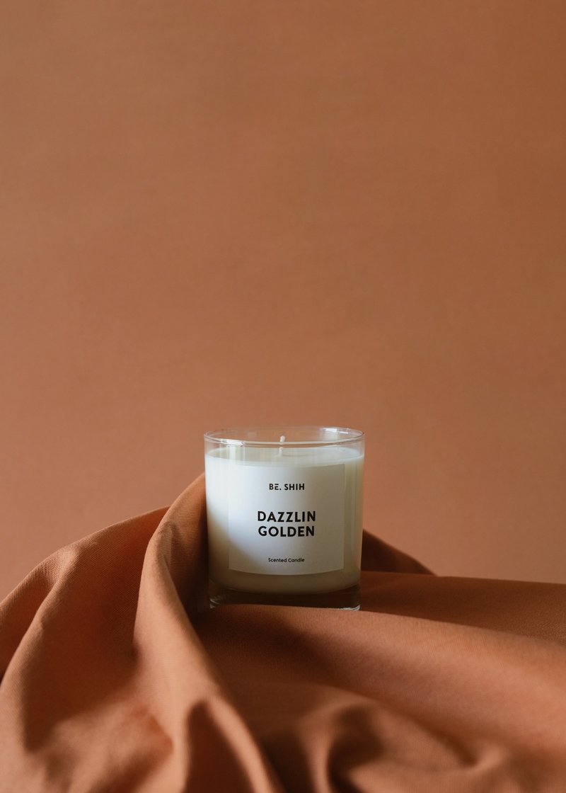 DAZZLIN GOLDEN / FRUITY SCENTED CANDLE 150G - เทียน/เชิงเทียน - ขี้ผึ้ง 