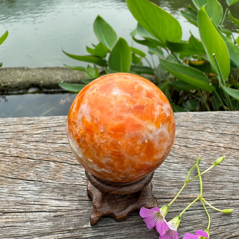 Stone energy ball Sunstone 48MM crystal ball to expel darkness and light Stone - ของวางตกแต่ง - เครื่องประดับพลอย สีส้ม