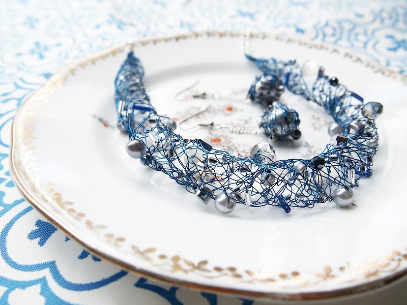 訂製典雅人手編織銀藍色銅線配銀白色系珠項錬加耳環套裝 - 項鍊 - 其他金屬 藍色