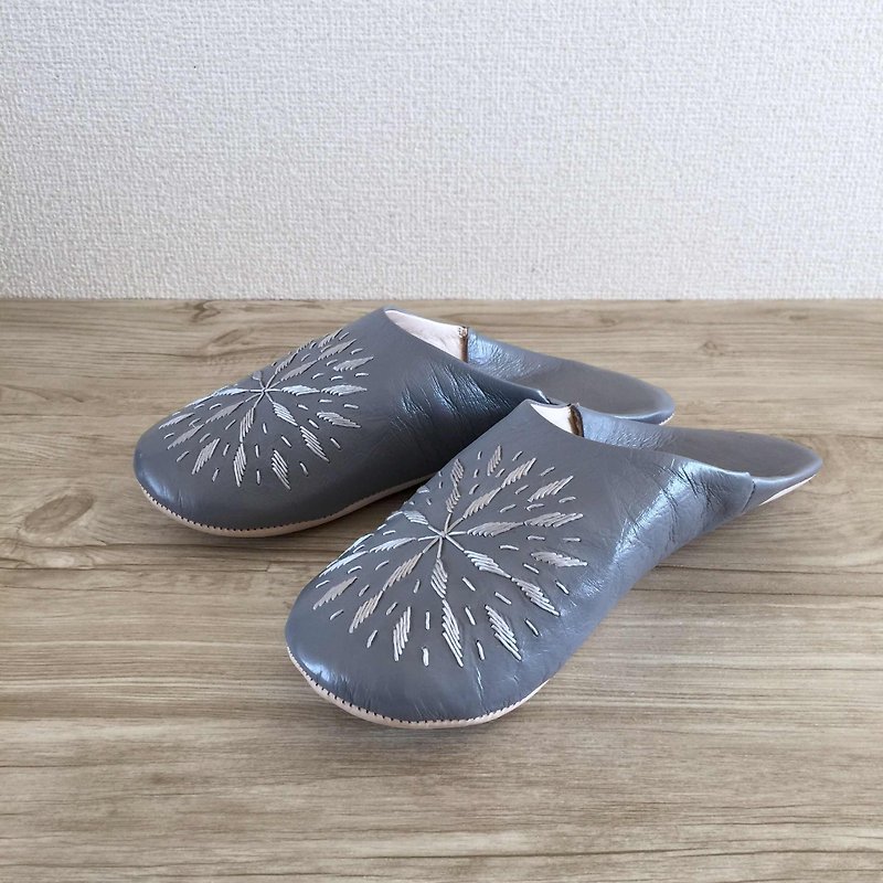 Resale Hand-sewn embroidered elegant babouche (slippers) Broadly gray - อื่นๆ - หนังแท้ สีเทา