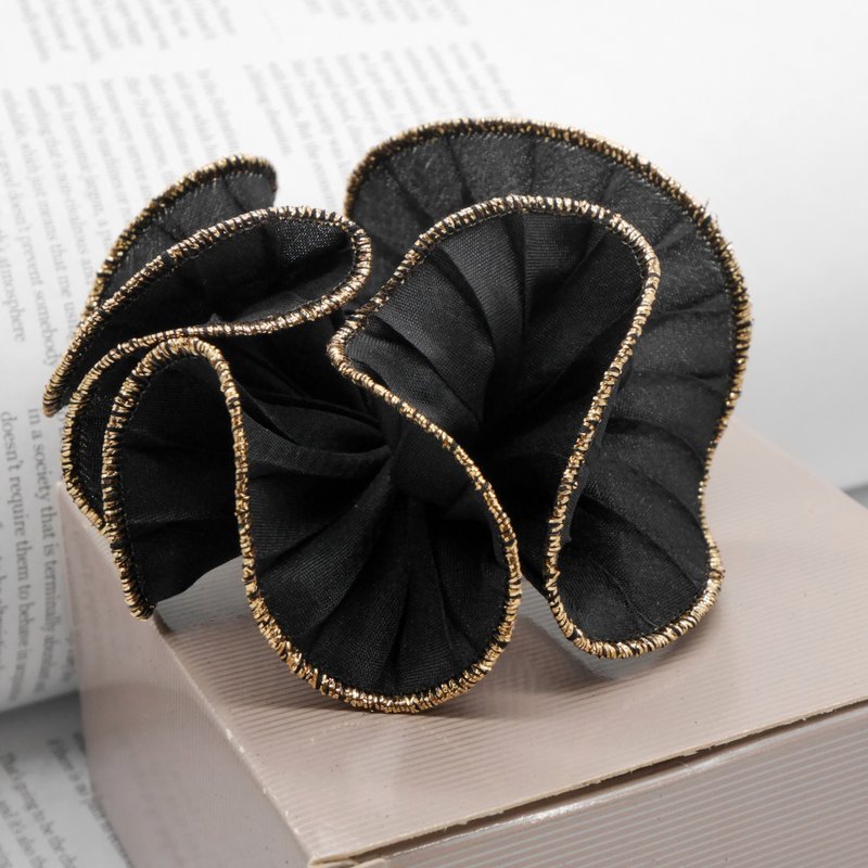 Old and good antique jewelry Avon black gold three-dimensional flower pin original box B2244 - ต่างหู - โลหะ สีทอง