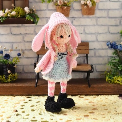うさぎをテーマした女の子のあみぐるみ人形(ピンク) ハンドメイド ミニチュア ピンクウサギさんジャケットの女の子 あみぐるみ
