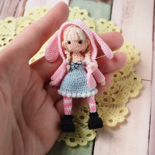 うさぎをテーマした女の子のあみぐるみ人形(ピンク) ハンドメイド ミニチュア ピンクウサギさんジャケットの女の子 あみぐるみ