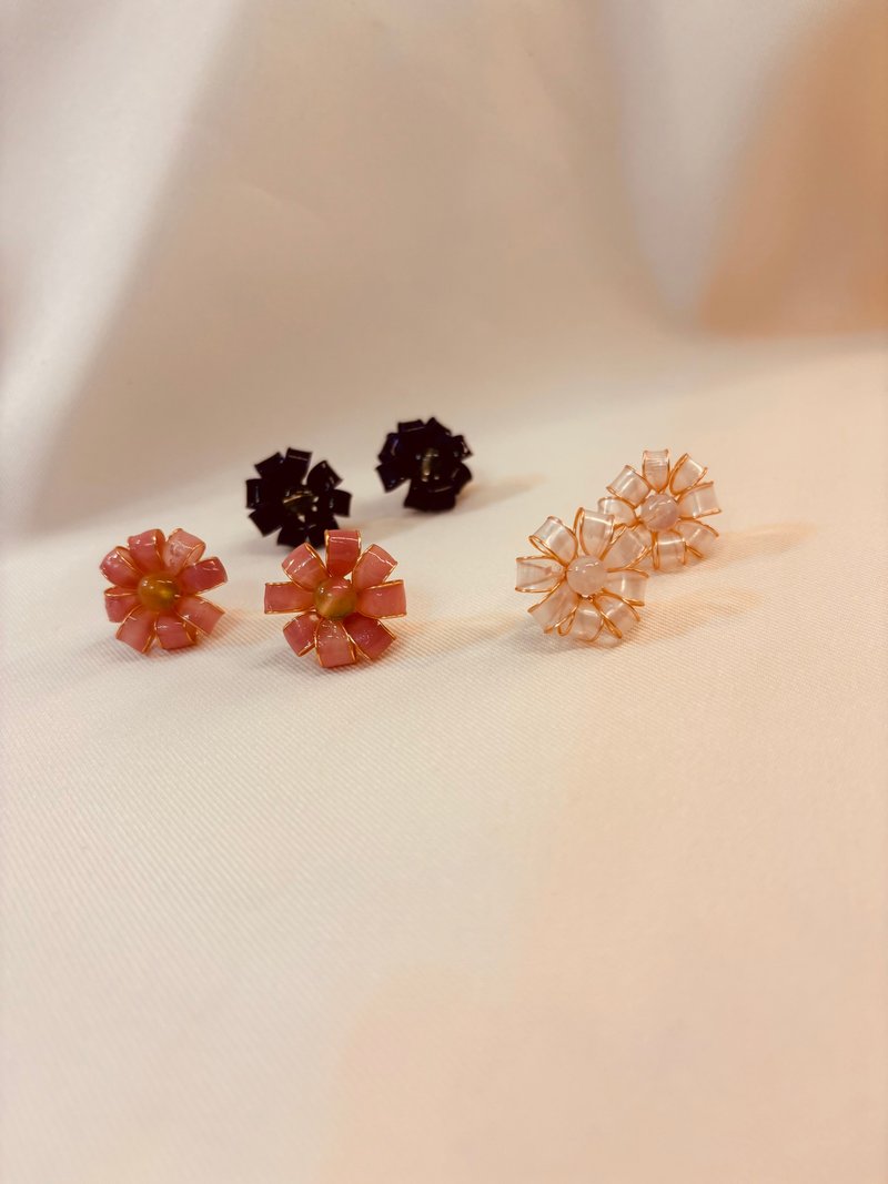 Light-Bound Blossoms _ Crystal Flower Earrings - ต่างหู - วัสดุอื่นๆ 