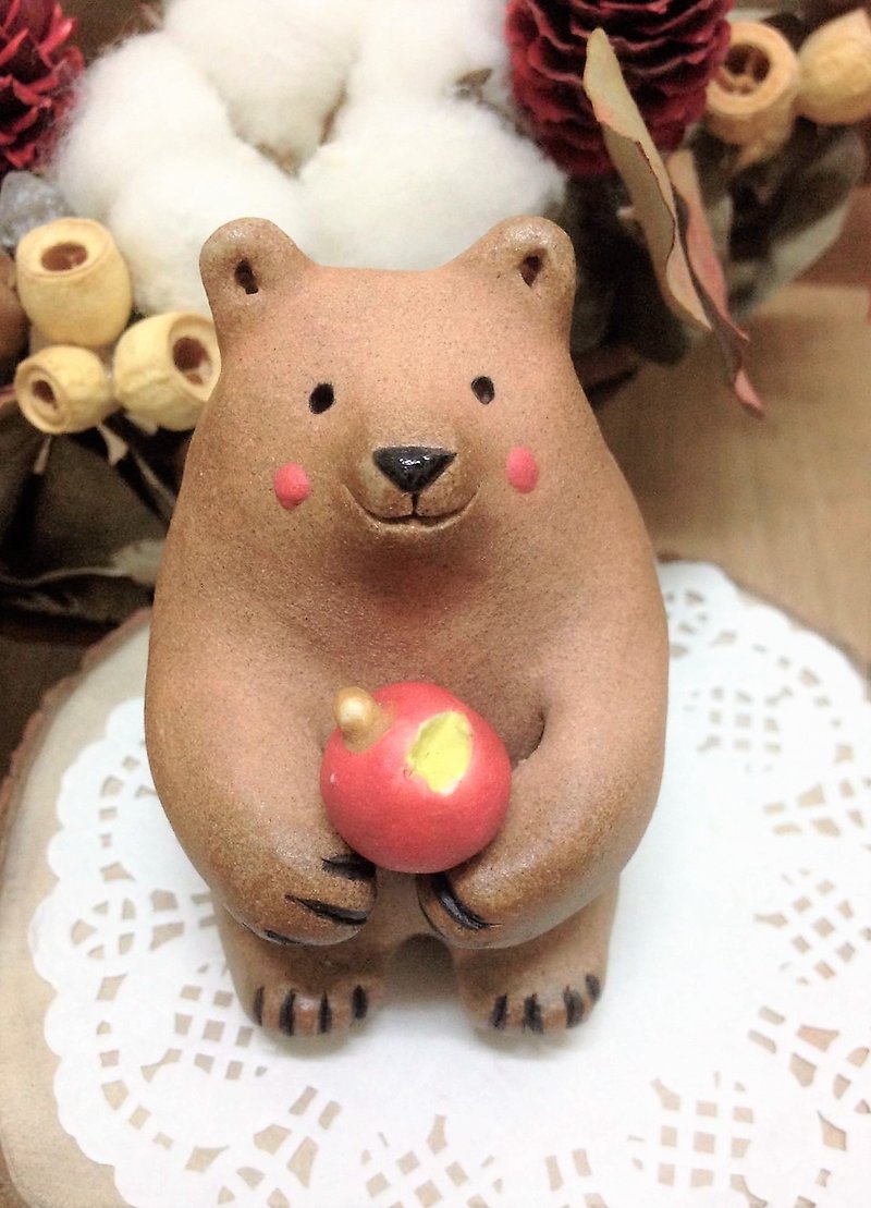 Apple bite-hug brown bear - Items for Display - Pottery Multicolor