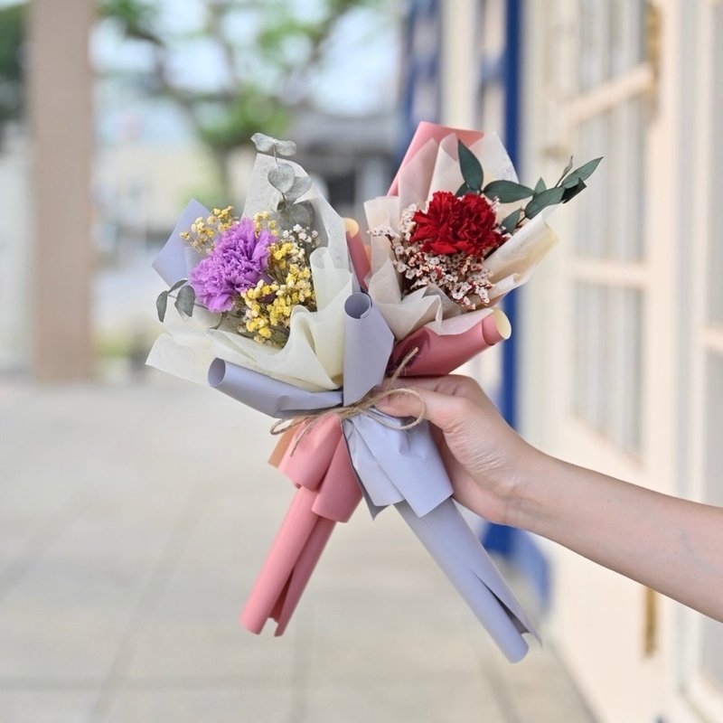 Mother's Day Bouquet-Everlasting Carnations - ช่อดอกไม้แห้ง - พืช/ดอกไม้ สีแดง