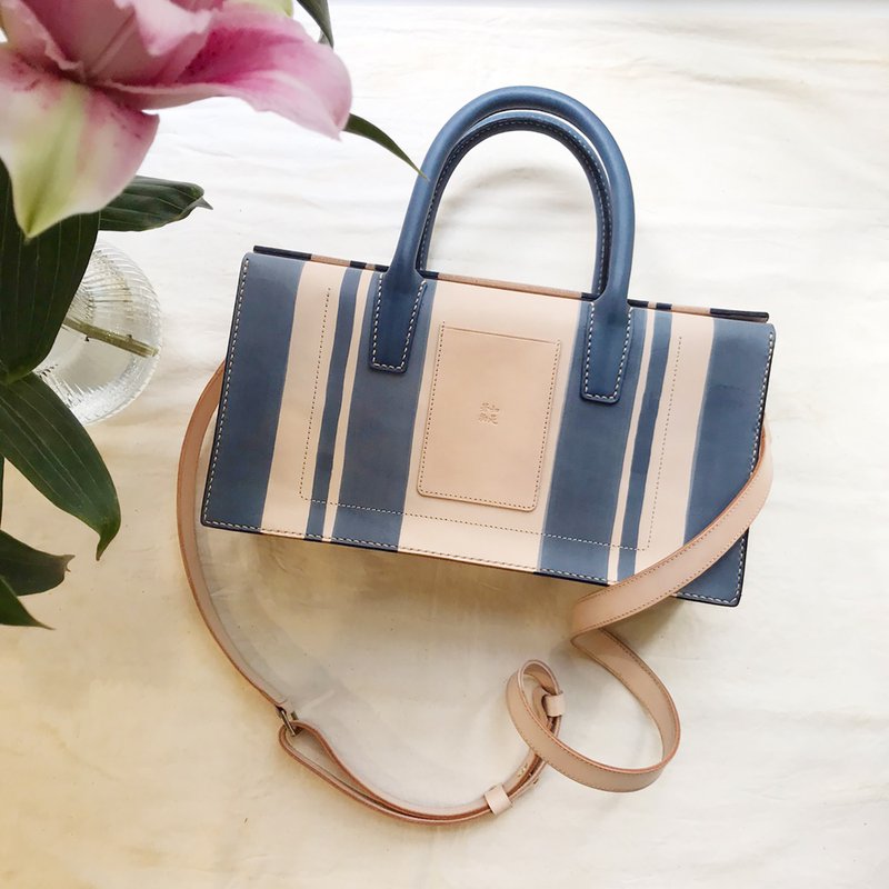 Vegetable tanned leather horizontal square bag_invisible magnetic buckle large opening_Qizhi ink blue stripes - กระเป๋าแมสเซนเจอร์ - หนังแท้ สีน้ำเงิน