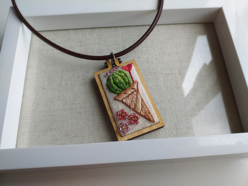 仙人掌冰淇淋與掉滿地彩糖_手工刺繡迷你繡框項鍊 - 項鍊 - 繡線 多色