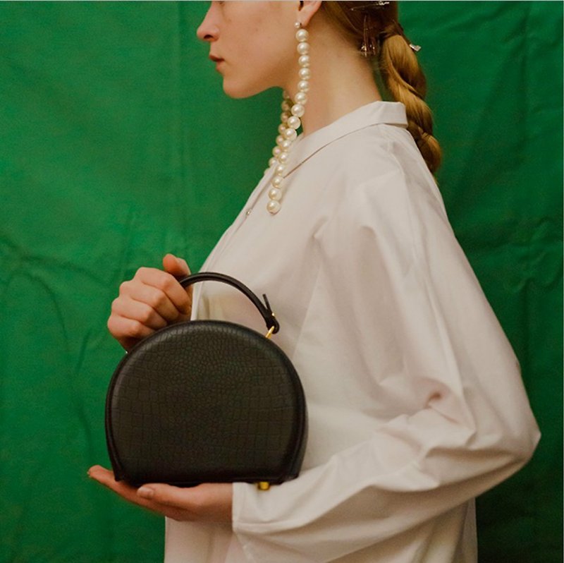 Horseshoe box | Quiet black macarons handbags cross-body bag dual-use handmade leather - Handbags & Totes - Genuine Leather Black