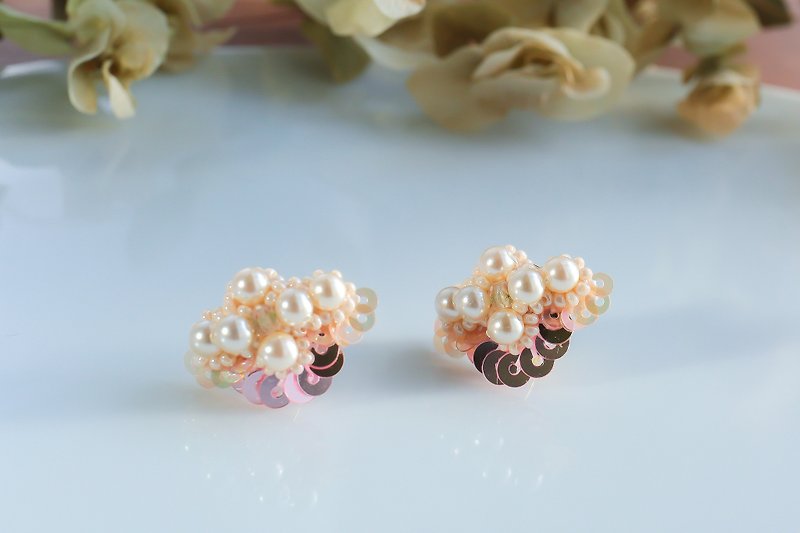Pearl flower earrings  satin pink - ต่างหู - วัสดุอื่นๆ สึชมพู