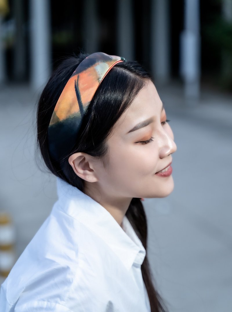 Hongtu Community Residence - Satin square silk scarf hair tie gift box gift - Scarves - Silk Multicolor