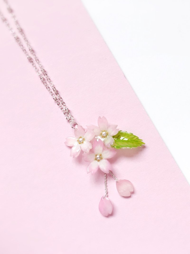 *Haku‧Neko* [限定-桜] 手繪粉紅櫻花葉子垂墬花瓣頸鏈 - 項鍊 - 壓克力 粉紅色