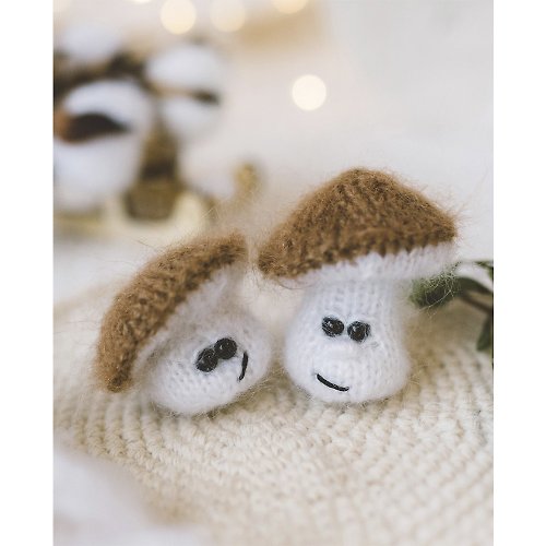 Cute Knit Toy Tiny Mushrooms knitting pattern. Knitted Christmas tree decor step by step
