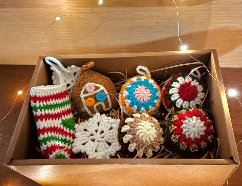 Handmade crocheted Christmas pendant gift box - ของวางตกแต่ง - วัสดุอื่นๆ 