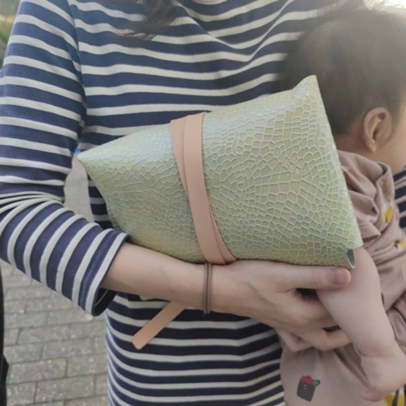 Cute melon pattern, diaper pouch Fashionable baby goods! Stores diapers, change of clothes, wipes, etc. that can be used when going out. - อื่นๆ - หนังแท้ 
