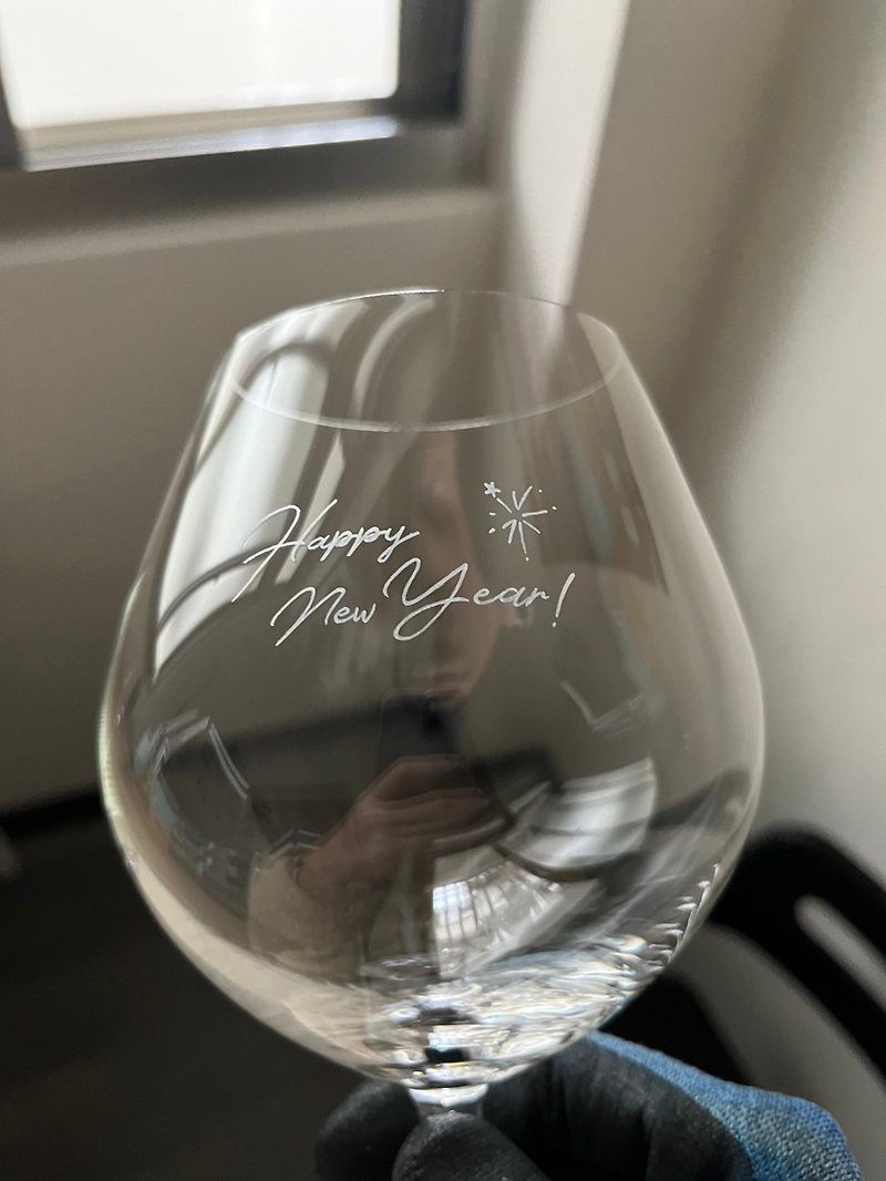 【客製化禮物】刻字玻璃杯 雕刻酒杯 (不限語言) - 酒杯/酒器 - 玻璃 透明