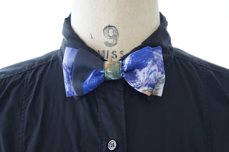 Bow tie / Earth 蝶ネクタイ　地球プリント - 領帶/領帶夾 - 聚酯纖維 藍色