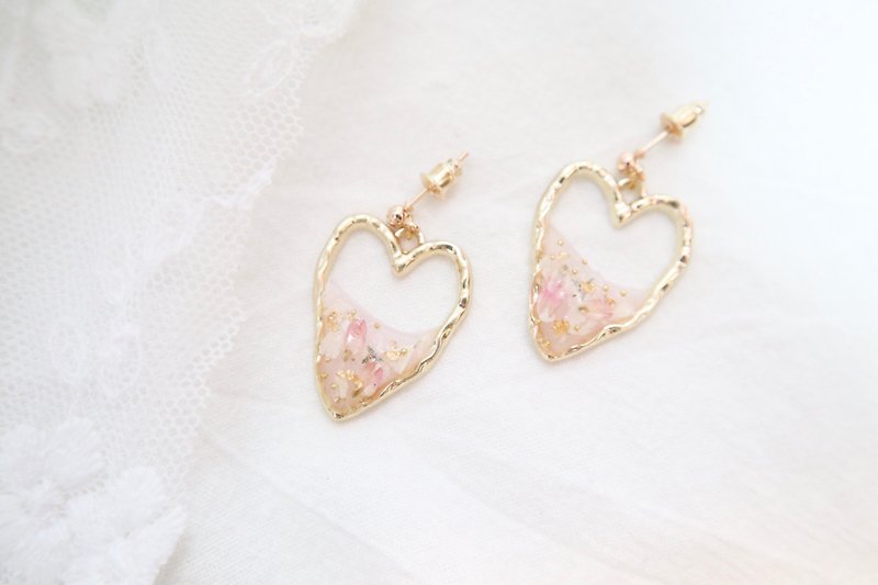 WooHoo hand-made. Resin series. Hollow heart dried flower earrings. Pink. Made in Hong Kong - ต่างหู - เรซิน สึชมพู