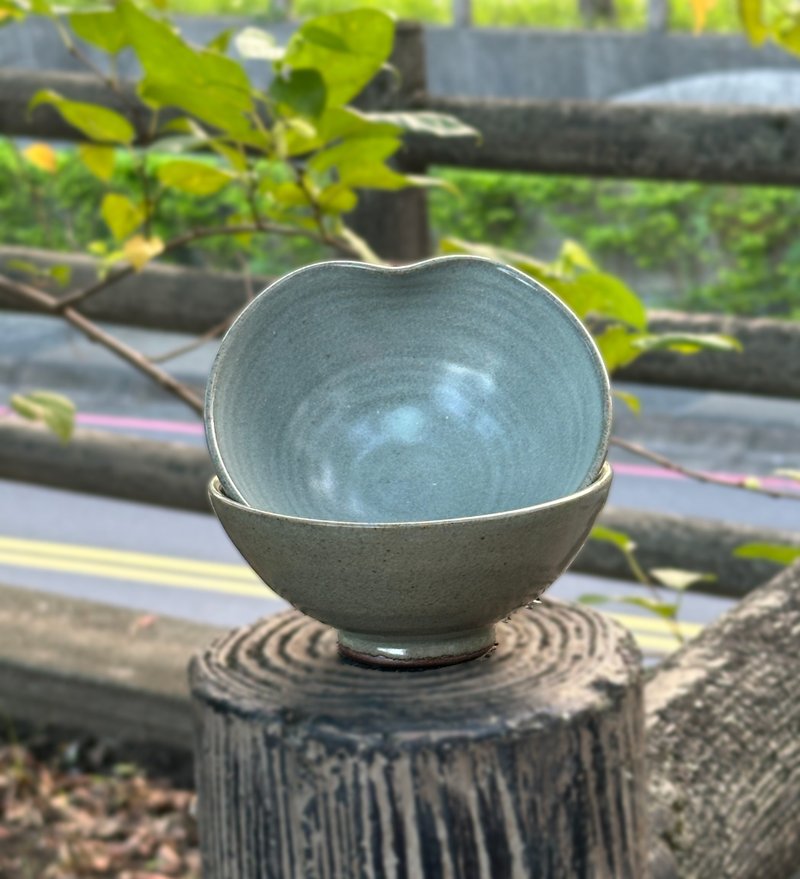 Hand-shaped heart shape | Celadon glazed bowl - Bowls - Pottery 