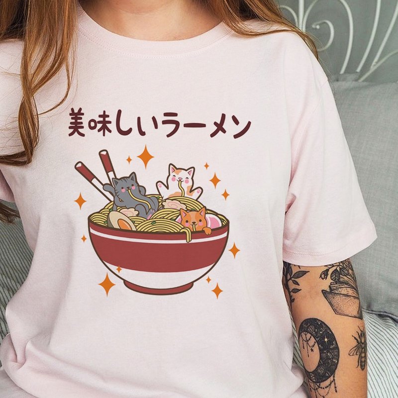 美味的拉麵 中性短袖T恤 淺粉 食物美食日本日文禮物貓咪快速出貨 - 女 T 恤 - 棉．麻 粉紅色