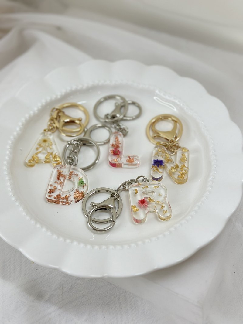 Jing Yang flower letter keychain is suitable for gift giving and personal use - Keychains - Resin Transparent