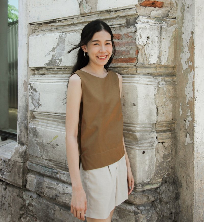 Sleeveless shirt round neck style with golden metallic color - 女上衣/長袖上衣 - 棉．麻 金色