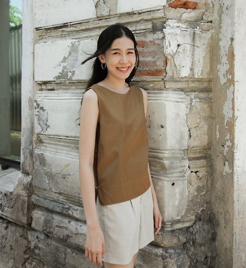 linn-br Sleeveless shirt round neck style with golden metallic color