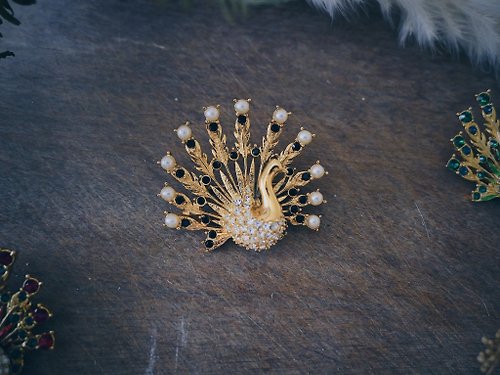 荏苒 - Vintage Jewelry 古董珠寶飾品 Sphinx 珍珠金頸黑白水鑽孔雀別針**極罕見**・英國古董飾品