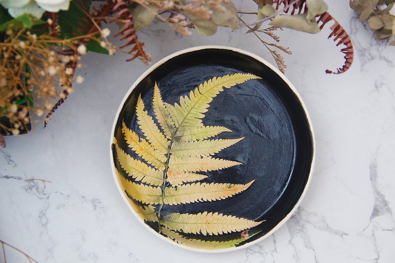 Taiwan wild fern in the disc (black) - Plates & Trays - Pottery 
