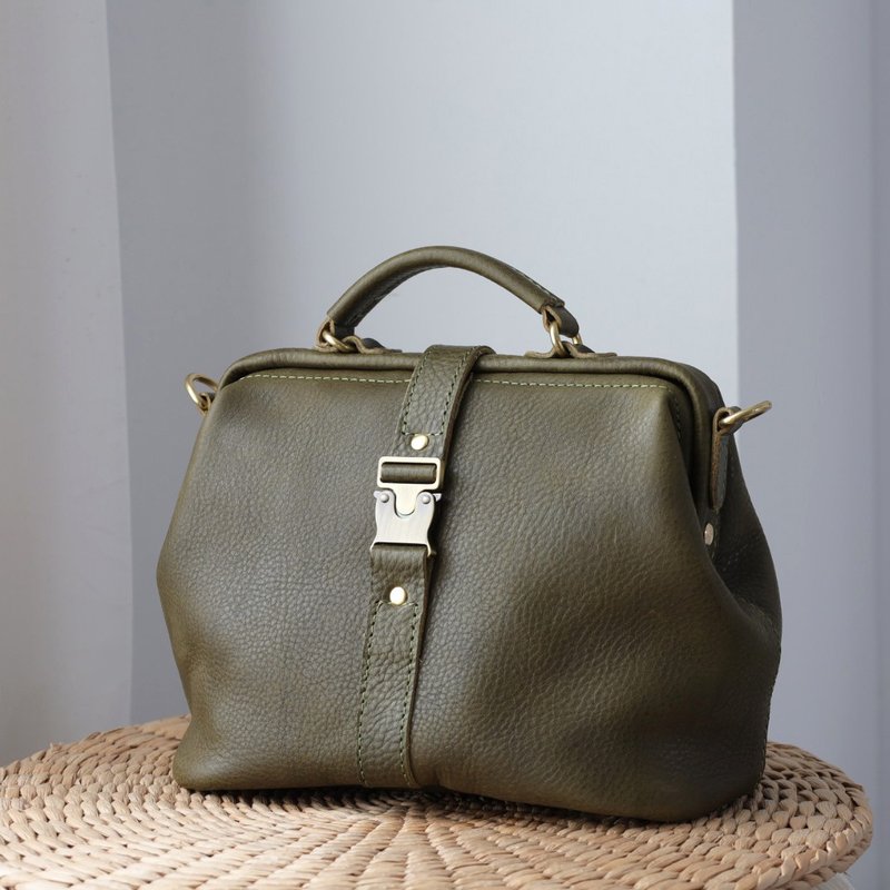 [Autumn and Winter New Fashion] Soft Leather Doctor Bag Handmade Retro Portable Gold Bag Leather Messenger Bag Large Olive Green - กระเป๋าเอกสาร - หนังแท้ สีเขียว