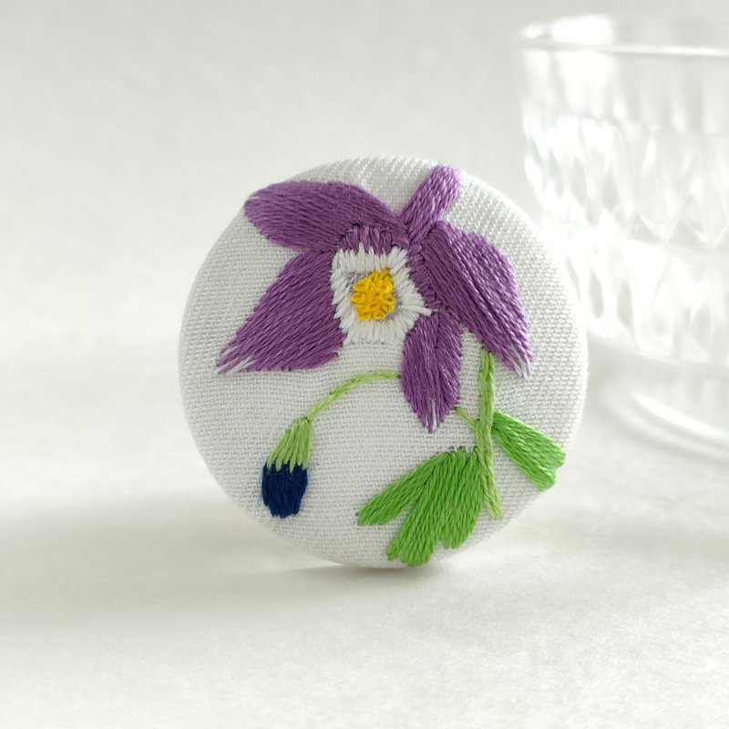 オダマキの花刺繍ブローチ - 胸針 - 棉．麻 紫色